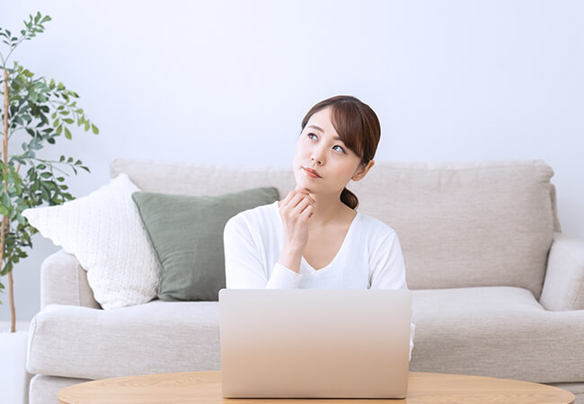 質問について考える介護者がいる女性イメージ